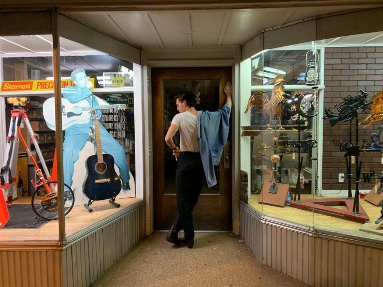 Elvis-277866975-large