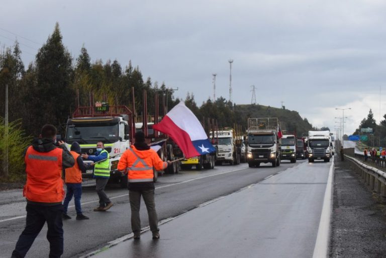 manifestacion-camioneros-forestales-duqueco-Los-Angeles-ruta-5-sur-30-863x576