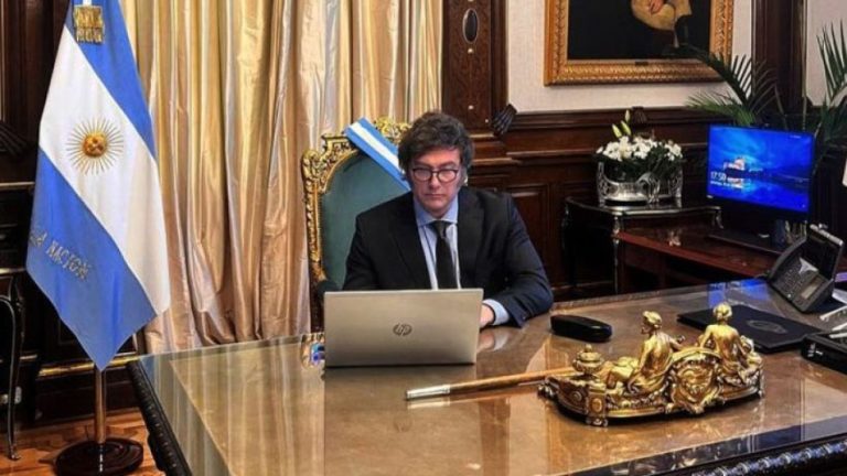 el-presidente-javier-milei-usando-la-computadora-1756250