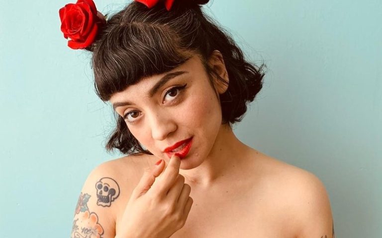 mon_laferte.jpg__800x500_q85_crop_subsampling-2_upscale