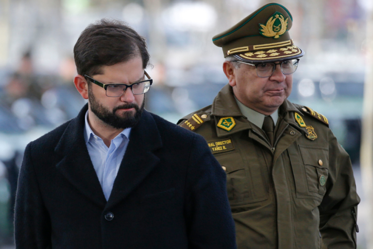 General-director-de-Carabineros-Ricardo-Yáñez-y-el-Presidente-Gabriel-Boric